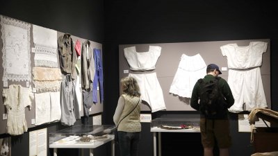 Exposición de ropa interior en la Casa Amarilla. Foto: José Luis Carrasco.