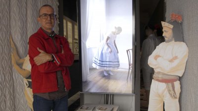 El comisario de arte Ricardo Reguera, en la exposición de ropa interior en la Casa Amarilla. Foto: José Luis Carrasco.