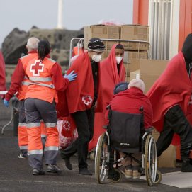 Cruz Roja atendiendo a los migrantes en Arrecife | Foto: José Luis Carrasco
