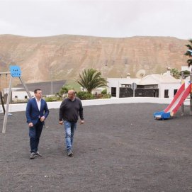 El alcalde de Yaiza, Óscar Noda, en un parque del municipio