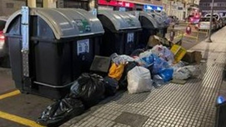 Las basuras acumuladas frente al portal en Arrecife