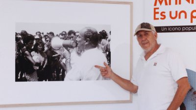 Carrasco junto a su foto de César Manrique en una manifestación en Los Pocillos 