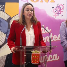 La presidenta del Cabildo de Lanzarote, Dolores Corujo, durante la presentación de los actos feministas del mes de marzo