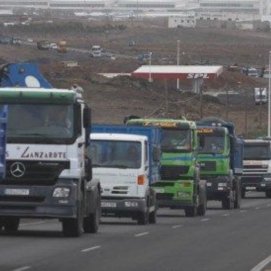 Camiones circulando en Lanzarote
