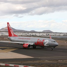 Avión de la aerolínea Jet2 en el aeropuerto de Lanzarote