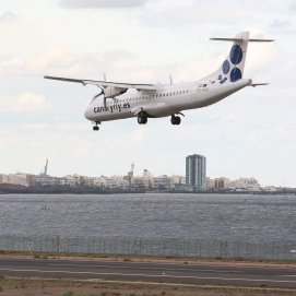 Avión de la aerolínea Canaryfly aterrizando en Lanzarote
