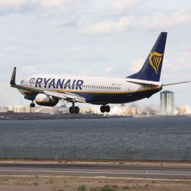 Avión de la aerolínea Ryanair en el aeropuerto de Lanzarote