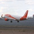 Un avión de la compañía británica EasyJet aterriza en Lanzarote.