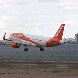 Un avión de la compañía británica EasyJet aterriza en Lanzarote.
