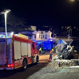 Coche volcado en Los Valles