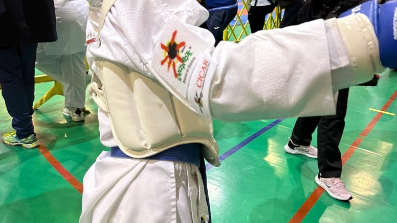 El joven Caleb Padrón, del Club Kárate Poliarrecife
