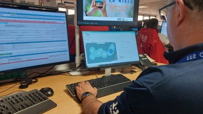 Un trabajador de Emergencias 1-1-2 Canarias muestra el sistema ES-Alert.