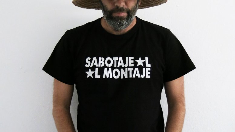 El artista Matías Matas, alias Sabotaje al Montaje, con el sombrero típico de Lanzarote. Foto: Cedida. 