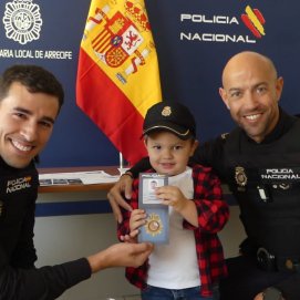 Policía Nacional junto al niño que reanimaron