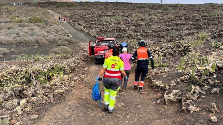 Los bomberos rescatan a una turista en el Volcán de La Corona