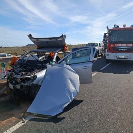 Uno de los vehículos involucrados en el accidente de Guatiza este lunes (Cecoes)