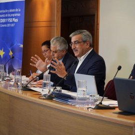 El vicepresidente de Canarias, Román Rodríguez, durante una reunión sobre los fondos