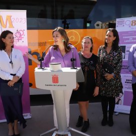 La presidenta del Cabildo de Lanzarote, Dolores Corujo, durante el acto del proyecto 'Empleo Sobre Ruedas' destinado a mujeres víctimas de violencia de género