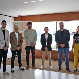 El consejero de Empleo del Cabildo, Jorge peñas (2d), junto a algunos de los ponentes