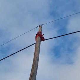 Cable de telefonía sujetado al poste de manera provisional