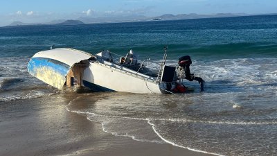 El velero encallado en Papagayo