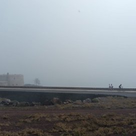 Avenida Naos y el castillo de San José cubiertos por la bruma