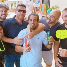 El motorista Carlos Escalonilla (centro) junto a sus compañeros del club Babosas a Saco
