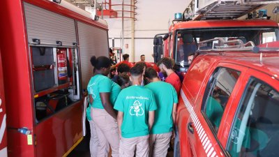 Los alumnos visitando el Consorcio de Emergencias