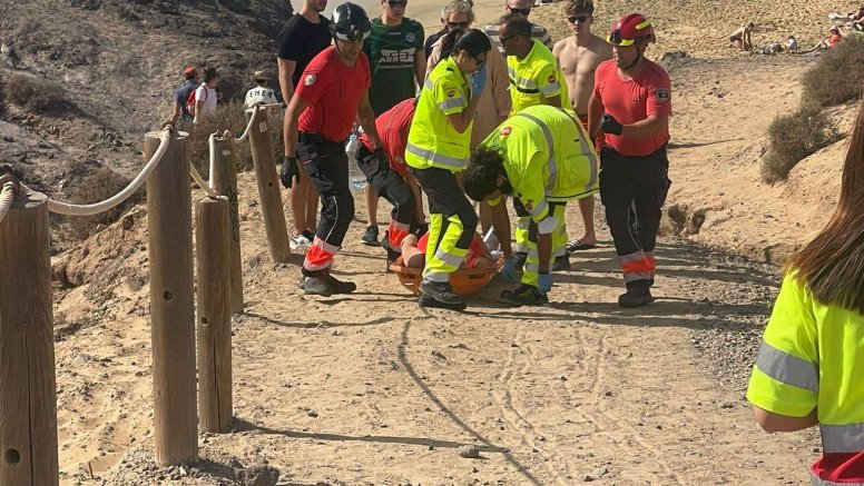 Rescatan a una turista accidentada en la playa de Papagayo