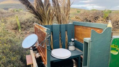 Una taza del váter con vistas al Volcán de La Corona