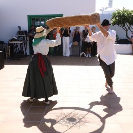 Leticia Martín y Víctor Brito, ataviados con trajes de campesinos