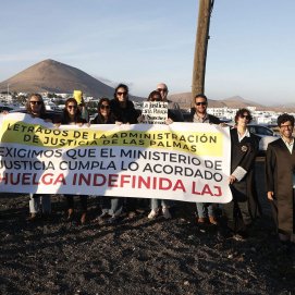 Letrados de la Administración de Justicia protestando durante la llegada de Sánchez a Lanzarote