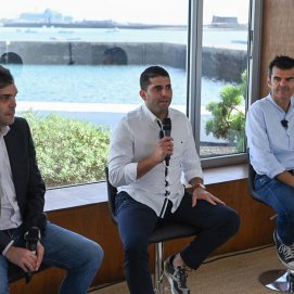 El consejero delegado de los Centros Turísticos, Benjamin Perdomo (centro), durante la presentación del I Festival de Literatura de Lanzarote