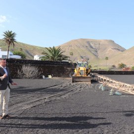 El alcalde de Yaiza, Óscar Noda, asiste al desmonte de cuatro torres eléctricas