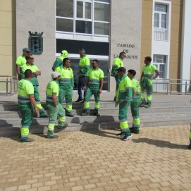 Los operarios del UTE Tabaiba durante la concentración celebrada este jueves ante las puertas del Cabildo (Fotos: José Luis Carrasco)