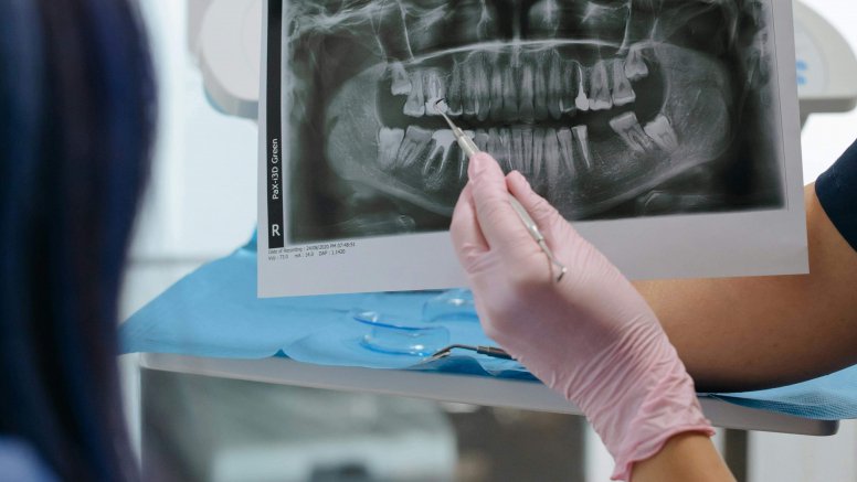 Una persona en una consulta del dentista. Foto: Cottonbro Studio.