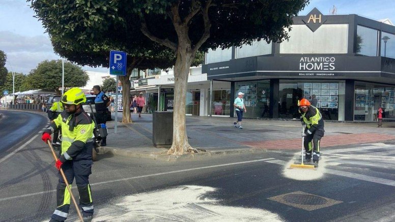 Los Boluntis trabajando en la limpieza de la vía en Tías
