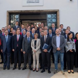 Firma del acuerdo con los empresarios marroquíes en Casablanca. Valle aparece en segunda fila tras el consejero Valbuena.