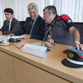 El consejero de Justicia y Seguridad del Gobierno de Canarias, Julio Pérez (c); el comisario jefe del cuerpo general de la Policía Canaria, Luis Alonso Santos (d); y el presidente del Tribunal Superior de Justicia de Canarias, Juan Luis Lorenzo Bragado (i). EFE/Angel
