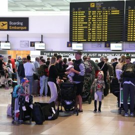 Pasajeros a punto de facturar para sus vuelos en el aeropuerto de Lanzarote