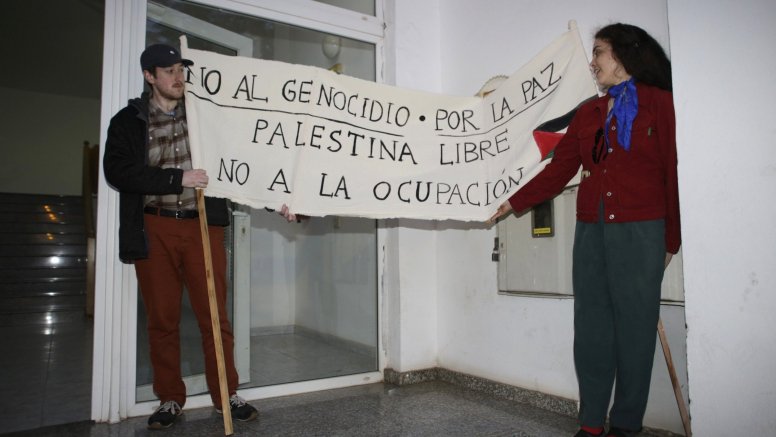 Manifestación por Palestina frente a la sede del PSOE. Fotos: Juan Mateos.