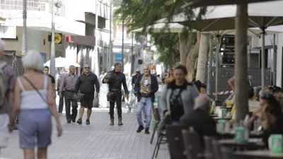 Varias personas en un comercio de una calle del centro de Arrecife. Foto: Juan Mateos.