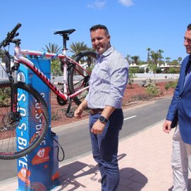 Óscar Noda y Ángel Lago junto a una de las estaciones públicas de auto asistencia 