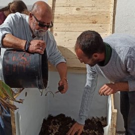  Nicolás Saavedra durante el inicio del proyecto para instalar vermicomposteras
