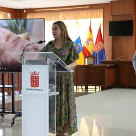 La presidenta del Cabildo de Lanzarote, María Dolores Corujo, durante la presentación del proyecto del vertedero de animales
