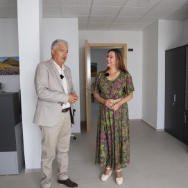 El alcalde de Tías, José Juan Cruz, y la presidenta del Cabildo de Lanzarote, María Dolores Corujo, en el tanatorio de Tías