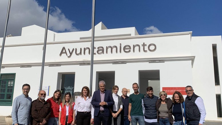 El alcalde, José Juan Cruz, el primer teniente de alcalde, Nicolás Saavedra, y la presidenta de Cruz Roja Lanzarote, Raquel Galindo, entre otros.