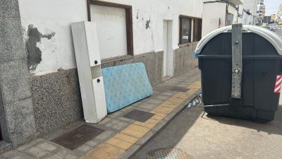 Los enseres depositados en la vía pública en Arrecife