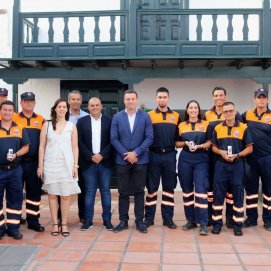 Voluntarios de Protección Civil de Yaiza con el alcalde y  concejal del Área