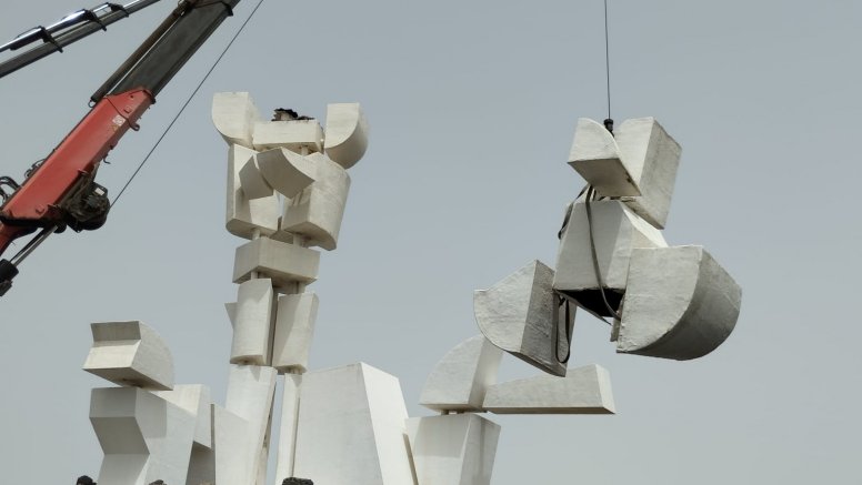 Retiran los elementos de la Escultura de la Fecundidad dañados durante el ventoral. Foto: Centros.